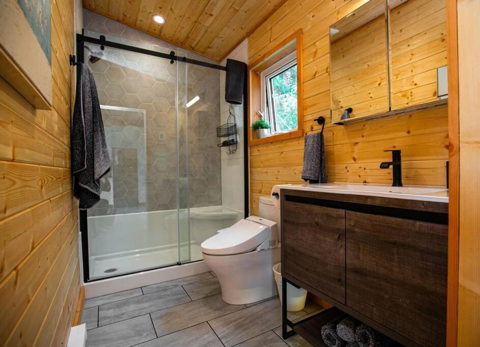 1-Bedroom Knotty Pine Cabin W Sauna & Jacuzzi Sooke Exterior foto