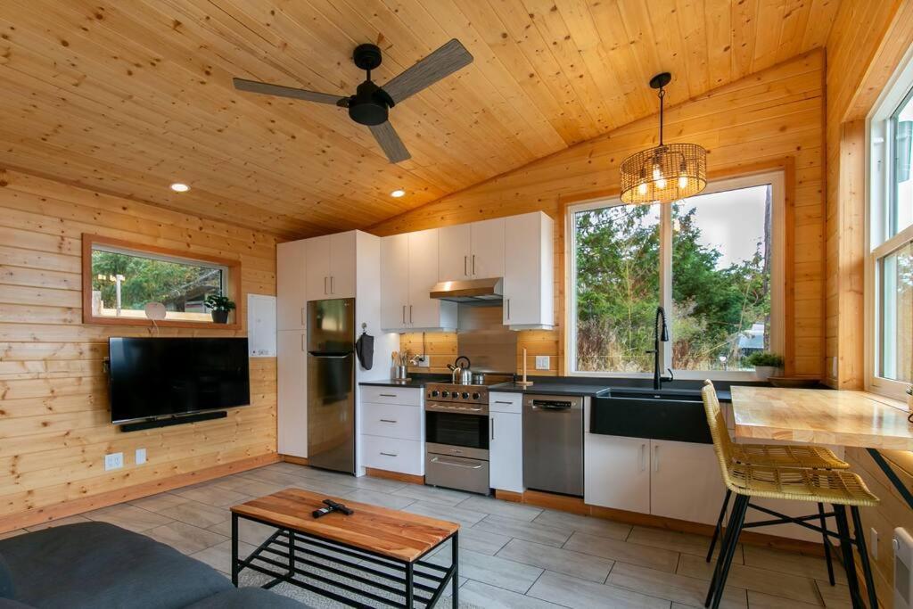 1-Bedroom Knotty Pine Cabin W Sauna & Jacuzzi Sooke Exterior foto